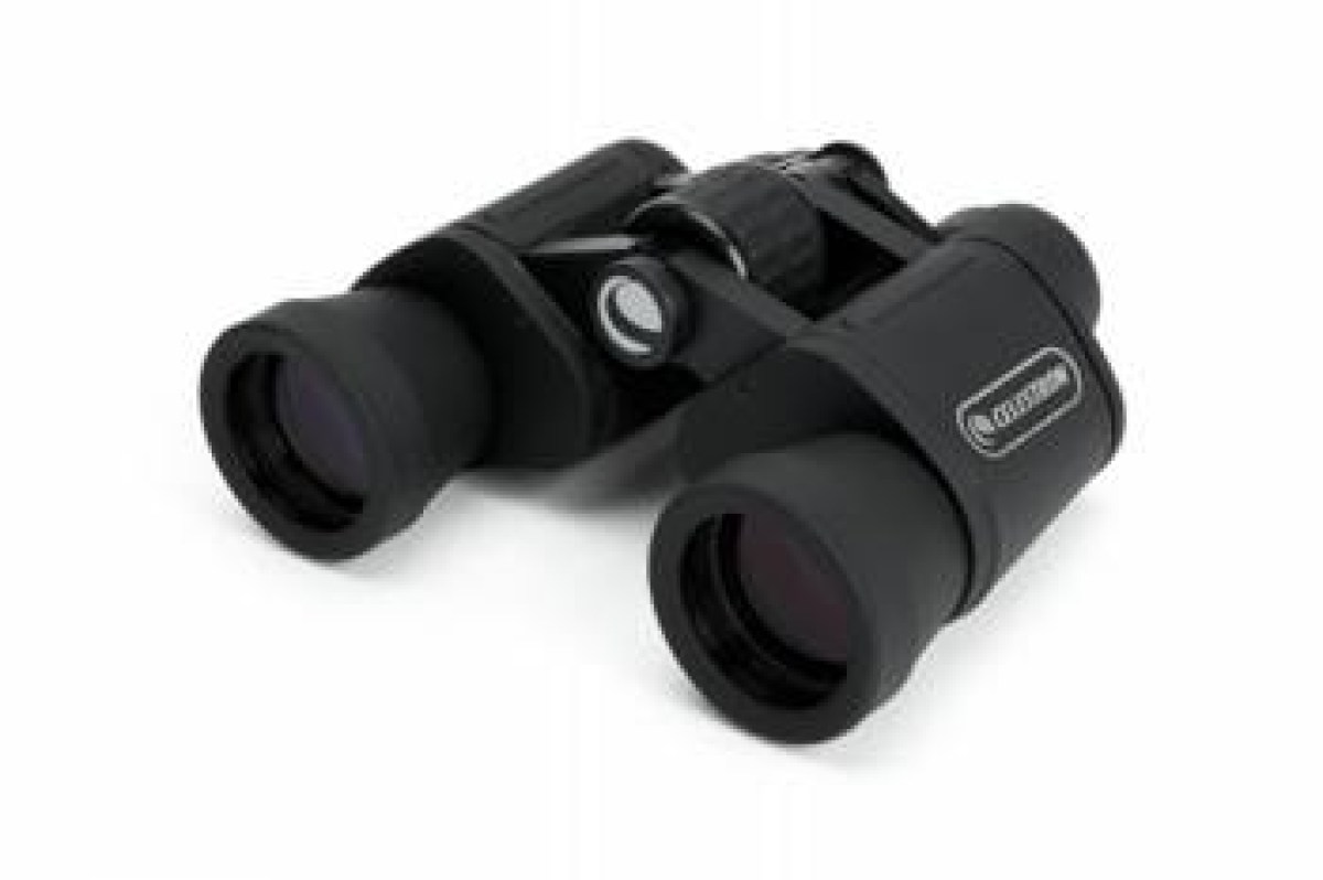 Binocolo UpClose G2 8x40 Celestron luminoso con prezzo contenuto. Con ottiche trattate per offrire immagini nitide e contrastate. Incluso una borsa morbida con lacci per facilitarne il trasporto.