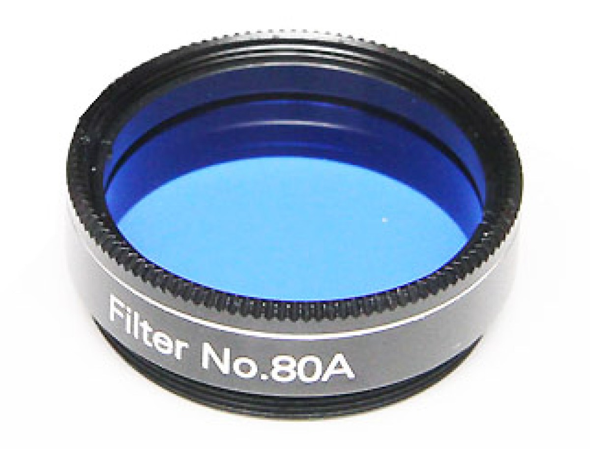 Filtro colorato blu No.80a per telescopi di grande apertura che accettano accessori da 1,25 pollici per l'osservazione della Luna evidenziando i dettagli superficiali, su giove risalta la macchia rossa oltre alle calotte polari e su saturno contrasta le bande nuvolose.