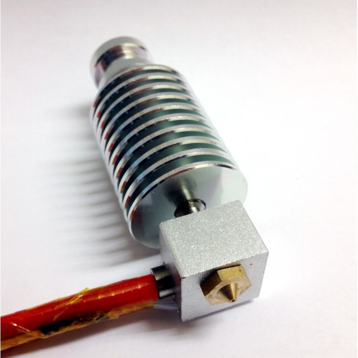 Parte di ricambio completo di sensore di temperatura e cartuccia riscaldante. Hotend da 24V Completo per la tua stampante 3D di qualità e aggiungi nuove funzionalità per portare la tua stampa 3D ad un livello superiore.