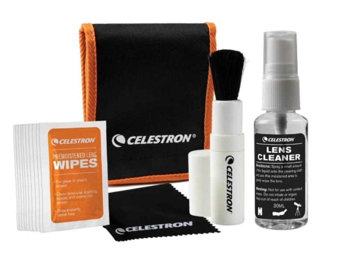 Kit di pulizia ottiche Celestron. Adatto sia alla pulizia delle lenti dei binocoli, microscopi e dei telescopi, che degli oculari o parti ottiche delicate. Rimuove i residui senza graffiare le ottiche e con delicatezza.