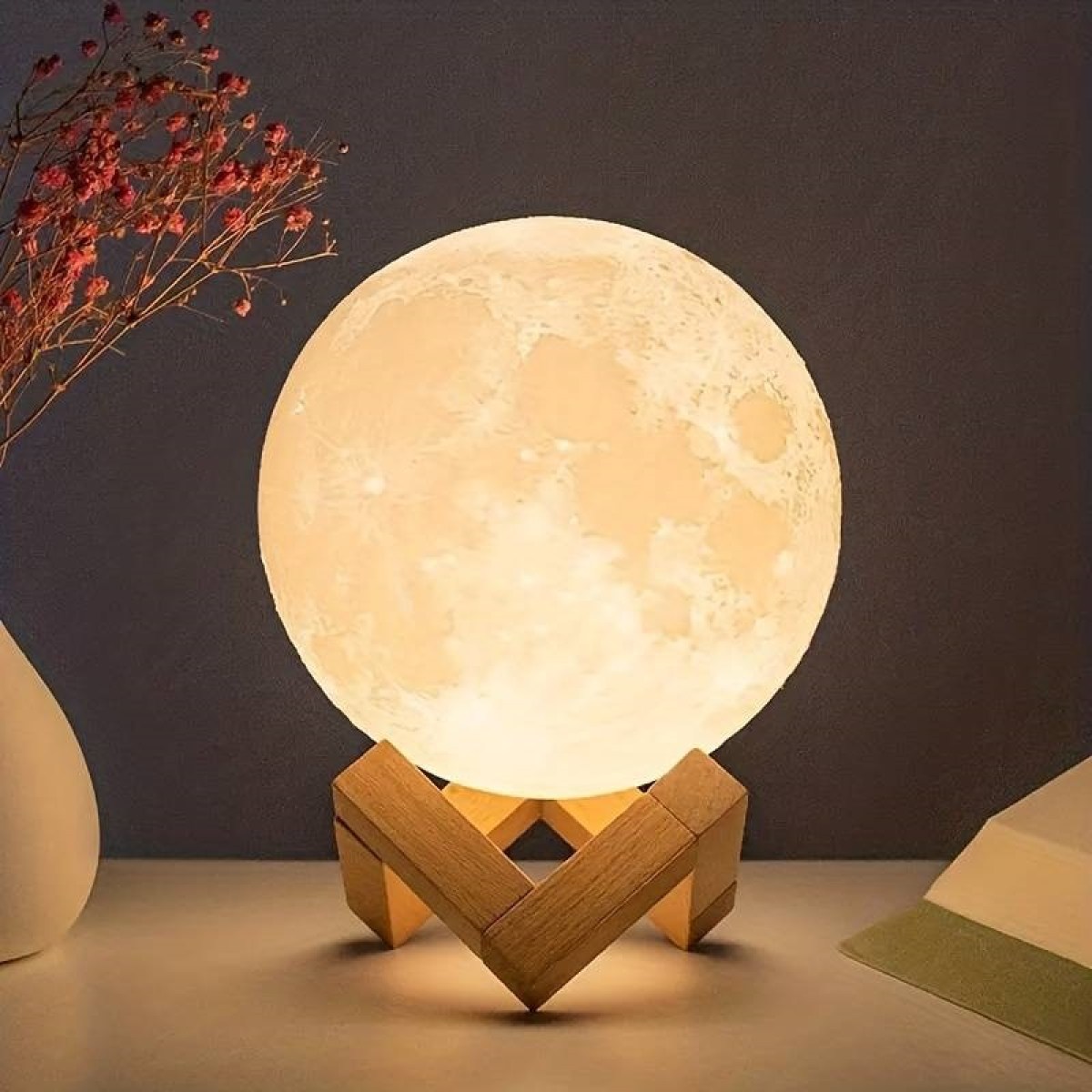 Lampada a luna con illuminazione a led luce calda, luna da quasi 10cm con supporto. Ideale per appassionati e regali importanti.