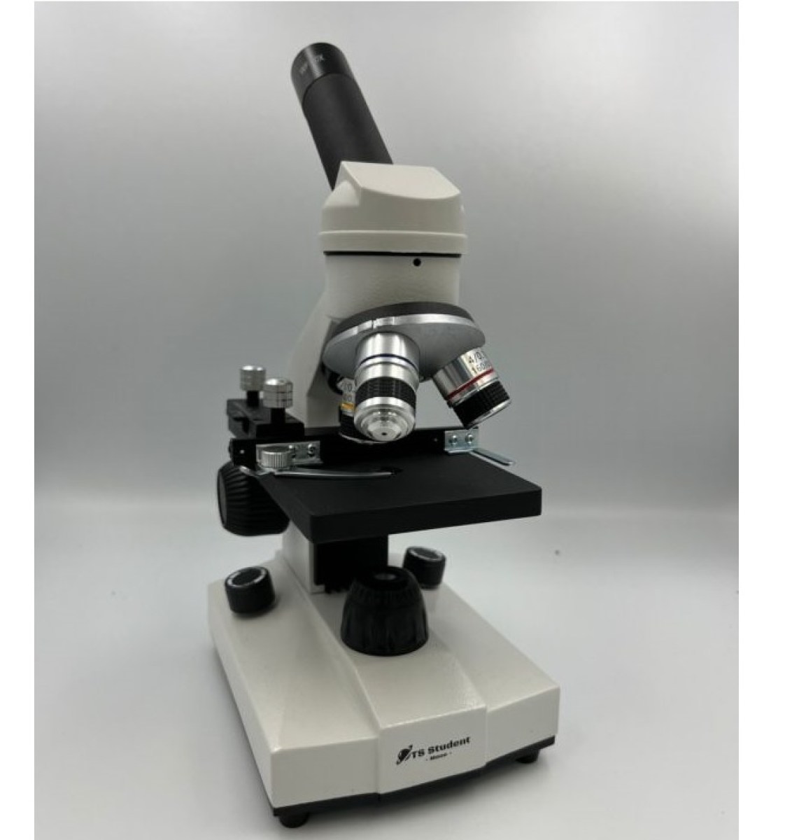 Microscopio biologico monoculare con tavolino traslatore di precisione, doppia illuminazione incidente e trasmessa, regolazioni fini, porta accessori e filtri. Include pratica borsa per il trasporto e accessori.