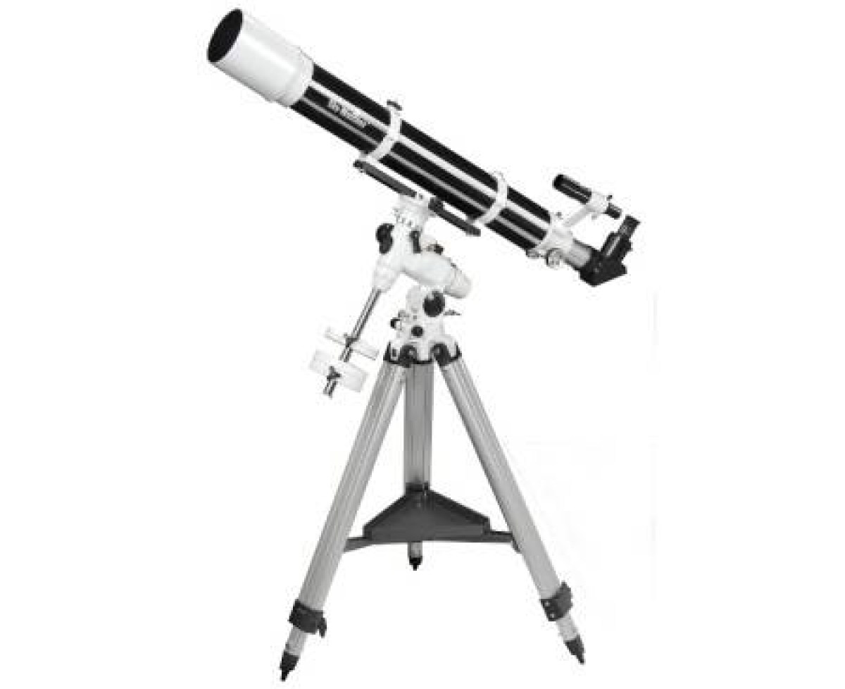 Telescopio evostar 102/1000 skywatcher Black Diamond su montatura equatoriale EQ3 un rifrattore ad alta risoluzione, ideale per l'osservazione planetaria dettagliata.